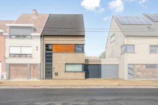 Deze ruime gezinswoning combineert een centrale ligging met een praktische indeling, veel lichtinval en een zonnige buitenruimte. Dankzij de gunstige oriëntatie geniet je 's morgens van de zon aan de voorzijde van de woning, terwijl terras en tuin vanaf de namiddag tot 's avonds baden in het zonlicht.De woning bevindt zich op een toplocatie met een uitstekende mobiscore. Winkels, scholen, openbaar vervoer, speeltuinen, invalswegen en het centrum van Kortrijk bevinden zich op wandelafstand. Zo geniet je dagelijks van optimaal comfort en bereikbaarheid.Op het gelijkvloers kom je binnen via de inkomhal met gastentoilet. De leefruimte geniet van veel natuurlijke lichtinval en sluit aan op de keuken. Daarnaast is er een grote berging die perfect dienst kan doen als voorraad- of wasruimte. De inpandige garage biedt plaats voor een wagen, fietsen en extra opslag.Op de eerste verdieping bevinden zich drie volwaardige slaapkamers. De badkamer is uitgerust met een dubbele lavabo, douche, ligbad en toilet.Via een vaste trap bereik je de zeer ruime zolderverdieping. Deze ruimte is voorzien van een venster, chapevloer, verwarming en extra stopcontacten en biedt tal van mogelijkheden voor extra slaapkamers, een bureau, hobbyruimte of speelzolder.Buiten geniet je van een groot terras en een zonnige zuidwestgerichte tuin met veel potentieel voor wie graag buiten leeft.Interesse? Surf naar Dewaele.comDe algemene voorwaarden van Dewaele DIY kunt u steeds raadplegen via dewaele.com.Bestuursmaatregelen in het maatregelenregister: nee