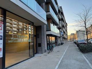 Energiezuinig NIEUWBOUW handelsgelijkvloers, showroom of kantoor, gelegen in de stijlvolle nieuwbouwresidentie ‘PALAZZO’. Het pand heeft een opp...