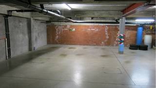 Ondergrondse AUTOSTANDPLAATS te huur in het centrum van Brugge.  Goed gelegen tussen het Jan van Eyckplein en het Sint-Jansplein.  **    **  Autostandplaats: breedte: 2,95 m  x  hoogte: 2,20 m  **  Afmetingen poort: breedte: 2,45 m  x  hoogte: 2,65 m  **    **  Beschikbaar  1 oktober 2026   **  ( kan wel vroeger vrij zijn! )
