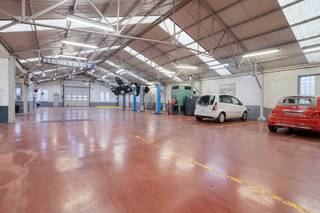 The warehouse is located in Izegem and is easily accessible for various business activities.Specifications:- Area of approximately 607m² with...