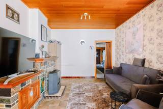 <p><span>DESTELBERGEN - Te renoveren halfopen bebouwing met 3 garages</span></p><p><span>Op een vlot bereikbare ligging in Destelbergen bevindt zich deze te renoveren halfopen bebouwing. De woning vormt de ideale basis voor wie op zoek is naar een lichtrijke woning met ruimte en het potentieel om deze volledig naar eigen woonwensen te vernieuwen. </span></p><p><span> </span></p><p><span>De belangrijkste troeven: </span></p><ul><li><span>Lichtrijke leefruimte</span></li><li><span>3 volwaardige slaapkamers</span></li><li><span>3 garages en ruime oprit</span></li><li><span>Halfopen bebouwing met renovatiepotentieel</span></li><li><span>Vlotte verbinding naar voorzieningen en invalswegen</span></li></ul><p><span> </span></p><p><span>Gelijkvloers: </span></p><p><span>Via de inkomhal betreedt u de leefruimte met lichtinval. Aansluitend bevindt zich de keuken met eetplaats. Verder beschikt het gelijkvloers over een badkamer en een kelderruimte. </span></p><p><span> </span></p><p><span>Verdiepingen: </span></p><p><span>Op de eerste verdieping bevinden zich twee ruime slaapkamers. De tweede verdieping herbergt een derde volwaardige slaapkamer. </span></p><p><span> </span></p><p><span>Buitenruimte: </span></p><p><span>De woning beschikt over een ruime oprit en maar liefst drie garages, wat zorgt voor uitzonderlijk veel parkeermogelijkheden en extra bergruimte. </span></p><p><span> </span></p><p><span>Belangrijk: </span></p><p><span>Richtprijs: 399.000 euro</span></p><p><span>EPC: F</span></p><p><span>Vrij: 1/1/2027</span></p><p><span> </span></p><p><span>Bent u op zoek naar een renovatieproject met potentieel? Contacteer ons voor meer informatie of een bezoek ter plaatse. </span></p>