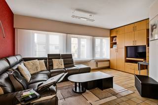 Op een centrale doch rustige locatie in Borsbeek, vlak bij het centrum, het gemeentepark, winkels, scholen en belangrijke invalswegen, bevindt zich deze mooie en lichtrijke woning.<br /><br />We betreden de woning via de inkomhal, die ons naar de eerste verdieping van de woning brengt. Hier treffen we een riante leefruimte met eetkamer en aansluitend een open, volledig geïnstalleerde keuken. Dankzij de grote raampartijen geniet deze aangename open leefruimte van bijzonder veel natuurlijke lichtinval. <br /><br />De keuken is uitgerust met een vaatwasser, een 5 pits gasvuur, een spoelbak met verlek, een oven, een dampkap en een koelkast. Vanuit de keuken en de leefruimte heeft u een leuk uitzicht over de tuin. Verder is er nog een apart toilet aanwezig. <br /><br />De tweede verdieping beschikt over een nachthal die toegang biedt tot drie slaapkamers (14,5m² / 14m² / 6,5m²), een apart toilet en een moderne badkamer. De badkamer is voorzien van een inloopdouche, een dubbele lavabo en een handdoekradiator. <br /><br />Het gelijkvloers omvat een inpandige garage met oprit, een polyvalente ruimte en een technische berging met toilet en aansluiting voor wasmachine. <br /><br />Als kers op de taart beschikt de woning over een mooi aangelegde, zonnig tuin met een ruim terras en een tuinhuis voorzien van elektriciteit. Een heerlijke plek om in alle rust van het buitenleven te genieten. <br /><br />Pluspunten: <br />+ EPC B (energiezuinig)<br />+ inpandige garage met oprit<br />+ zonnige tuin met groot terras<br />+ tuinhuis met elektriciteit<br />+ 3 slaapkamers<br />+ moderne gevel<br />+ veel lichtinval<br />+ centrale, rustige locatie in Borsbeek<br /><br />Voor meer informatie of een afspraak ter plaatse, aarzel niet ons te contacteren op nummer 03/337.50.70 of surf naar www.vbvastgoed.be.