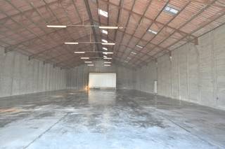 Hoog magazijn in beton zonder kolommenPolybetonOngeïsoleerd dakSanitair aanwezig Mogelijkheid tot het bijhuren van kantoorruimte (200m²)...