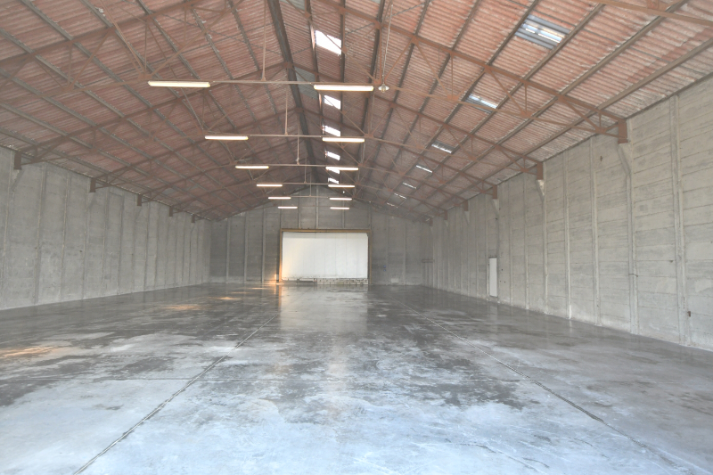 Hoog magazijn in beton zonder kolommenPolybetonOngeïsoleerd dakSanitair aanwezig Mogelijkheid tot het bijhuren van kantoorruimte (200m²)