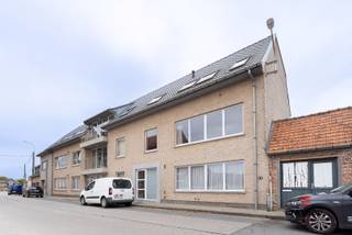 Rustig gelegen, ruim woonappartement met groot, zonnig terras op een boogscheut van de Markt van Langemark.Het appartement bestaat uit:Inkomhal -...