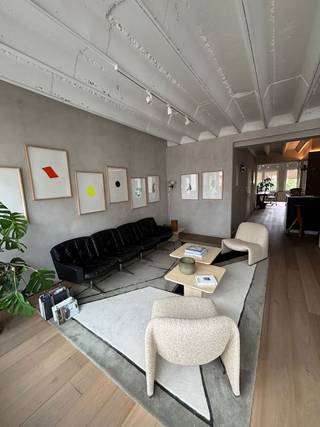<p>Gelegen aan de Brugmannlaan 12A in 1060 Sint-Gillis, bevindt deze kantoorruimte van 94 m² zich op de 4de verdieping van een goed onderhouden gebouw, in een rustige en gegeerde omgeving.<br /><br />Het pand heeft een indeling in appartementsstijl, wat zorgt voor een aangename sfeer en een flexibele inrichting. Hierdoor is het uitermate geschikt voor uiteenlopende professionele activiteiten. De kantoren genieten van veel natuurlijk licht en bieden een mooi groen uitzicht aan de achterzijde, wat bijdraagt aan een comfortabele en inspirerende werkomgeving.<br /><br />Dankzij de praktische indeling kan de ruimte eenvoudig worden ingericht als afzonderlijke kantoren, open space, vergaderruimte of een combinatie hiervan, afhankelijk van de behoeften van de gebruiker.<br /><br />Twee parkeerplaatsen kunnen optioneel worden gehuurd, een belangrijke troef in deze populaire wijk van Sint-Gillis.<br /><br />Een uitstekende opportuniteit voor vrije beroepen, advieskantoren of kleine ondernemingen die op zoek zijn naar een aangename en goed gelegen kantoorruimte.</p>