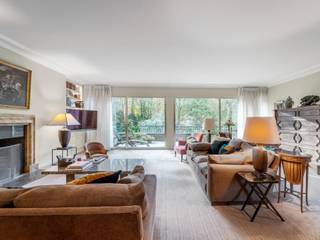 In the protected Square du Bois district, adjacent to the Bois de la Cambre, this character house dating from the 1950s is set in approx. 6.85...