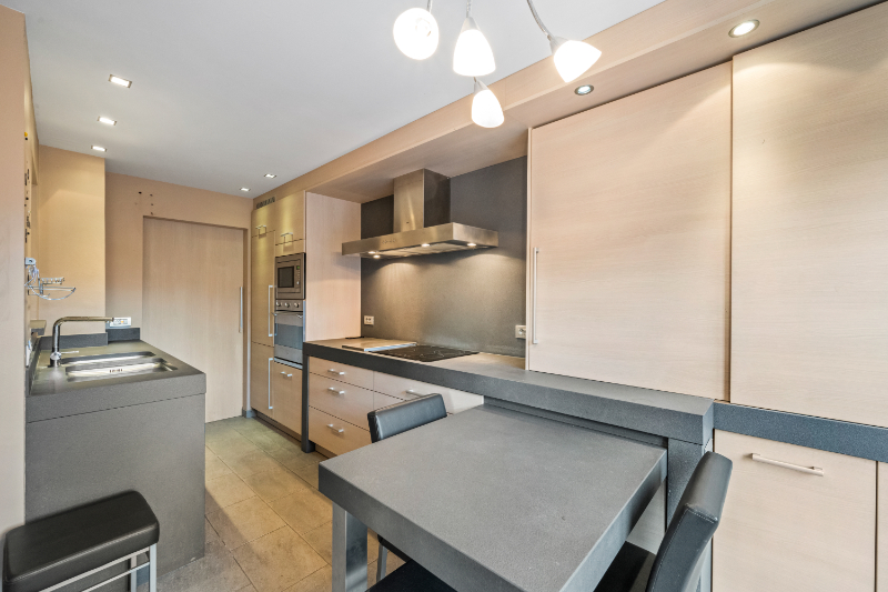 Zonnebeke. Half-open polyvalent ruim gebouw / handelshuis met apart magazijn van +/- 170m2 en  3-5 slaapkamers en apart kantoor / hobby / handelsruimte. Goede staat ! - foto 3
