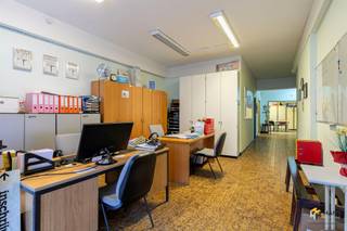 <p><span> </span></p><p><span>Dit ruime handelsgelijkvloers van maar liefst 296 m² bevindt zich op een uitstekende locatie aan de Italiëlei in hartje Antwerpen. Je geniet hier van een vlotte bereikbaarheid met het openbaar vervoer en een goede aansluiting op belangrijke verbindingsassen. De centrale ligging combineert stedelijke dynamiek met nabijheid van groen en voorzieningen. Dankzij de grote raampartij geniet het pand van maximale visibiliteit en een constante passage, ideaal voor wie op zoek is naar een commerciële ruimte met impact.</span></p><p><span>Het pand is momenteel ingericht als opleidingscentrum en beschikt over meerdere functionele ruimtes, wat het bijzonder geschikt maakt voor uiteenlopende commerciële activiteiten zoals bijvoorbeeld kantoorruimte, praktijk, showroom of dienstverlening. De mogelijkheden zijn eindeloos! </span></p><p><span>▪</span><span>️</span><span> Totale oppervlakte van 296 m²<br /></span><span>▪</span><span>️</span><span> Grote raampartij aan de Leien met veel passage en uitstekende zichtbaarheid<br /></span><span>▪</span><span>️</span><span> Flexibele indeling met meerdere functionele ruimtes<br /></span><span>▪</span><span>️</span><span> Sanitaire ruimte en keuken<br /></span><span>▪</span><span>️</span><span> Twee oost-georiënteerde buitenruimtes<br /></span><span>▪</span><span>️</span><span> Op te frissen en naar eigen concept in te richten<br /></span><span>▪</span><span>️</span><span> Beschikbaar bij akte</span></p><p><span>Ben je op zoek naar een handelsgelijkvloers met een grote oppervlakte, uitstekende visibiliteit en een topligging in hartje Antwerpen? Mis deze kans niet! Bewoonbare opp. 296 m² ref.: bruto vloeropp. EPC-certificaat.Voor meer info of een gratis schatting surf naar www.hansimmo.be</span></p><p><span> </span></p>