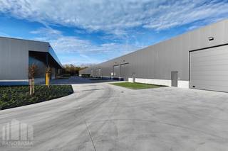 <strong>Nieuwbouw KMO-unit</strong> met een <strong>oppervlakte van 282 m²</strong> in de<strong> laatste fase van KMO-ontwikkeling 'PORTIS'</strong>. Deze bestaat uit <strong>49 KMO-units </strong>met oppervlaktes tussen <strong>164 m² en 1.183 m²</strong> (eventueel samen te voegen tot grotere entiteiten). De loodsen zijn opgebouwd uit een staalconstructie met steeldeck en als gevelbekleding een betonplint in combinatie met geïsoleerde sandwichpanelen.<br /><br />Alle units zijn toegankelijk via een automatische sectionale poort (4,50 x 4,80) en een aparte loopdeur alsook hebben ze allen een raam aan de voorzijde voor extra lichtinval. Bijkomend zijn de units, met een vrije hoogte van +/- 6 meter, uitgerust met een polybetonvloer (18 cm), led-verlichting + elektriciteit, een toilet met handwasbak. De dakstructuur laat het toe om zonnepanelen te plaatsen, het regenwater wordt opgevangen in RWA-putten van <strong>10.000 liter. </strong>Ruime parkeer- en manoeuvreerruimte op de site. Per units zijn er minstens 2 parkeerplaatsen voorzien.<br /><br />Het project bevindt zich in het hartje van de IZ Pathoekeweg en op 4 km van Brugge centrum en nabij de N31 Expresweg die de A11 verbindt met de E40 en de E403 alsook met de N371. <br /><br />Beschikbaar Q1 - Q2 2027. Geschikt voor zowel opslag als productie.<br /><br />Contacteer <strong>PANORAMA B2B</strong> voor bijkomende inlichtingen of een vrijblijvend plaatsbezoek <strong>0479 70 70 73</strong>.
