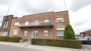 Dit gezellige appartement bevindt zich op de eerste verdieping van een kleinschalige residentie, net buiten het centrum van Ardooie.<br /><br />Bij het binnenkomen komt u terecht in de inkomhal met gastentoilet. Verder beschikt het appartement over een ruime en lichtrijke woonkamer, een praktische keuken, twee volwaardige slaapkamers en een badkamer.<br /><br />De keuken is uitgerust met een spoeltafel, kookfornuis met oven en dampkap. De badkamer is voorzien van een ligbad en een badkamermeubel met wastafel.<br /><br />Het appartement beschikt over dubbele beglazing, rolluiken en centrale verwarming op stookolie.<br />Er is een garage voorzien, 25 euro per maand. <br />De gemeenschappelijke kosten zijn inbegrepen. <br /><br />Belangrijk: er is geen lift aanwezig in het gebouw.<br /><strong>Beschikbaar vanaf 1 juli 2026.</strong><br /><br /><u>Interesse in dit appartement? </u><br />Ga naar www.dicasa.be, klik op het pand dat u wenst te huren en vul via de knop "Ik ben kandidaat" een kort profiel in.<br />Enkel via deze weg kunnen bezichtigingen aangevraagd worden – telefonisch worden geen afspraken ingepland.