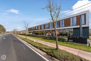 Op een geweldige locatie nabij het centrum van Putte bevindt zich deze kantoorruimte met ruim terras (bouwjaar : 2020). U geniet hier van een uitstekende visibiliteit en bereikbaarheid vlakbij de R6 en E19 en daarnaast in de nabijheid van winkels, het openbaar vervoer en scholen. <br /><br />De kantoorruimte bevindt zich op de eerste verdieping, bereikbaar via de lift, en is voorzien van een mooie gietvloer met vloerverwarming. U geniet hier ook van veel lichtinval door de grote raampartijen. De ruimte beschikt over tal van mogelijkheden, waardoor dit pand geschikt is voor verscheidende doeleinden/sectoren. Verder is het pand voorzien van een douchekamer met gescheiden dames- en herentoilet en inloopdouche. Aangrenzend aan het kantoor vindt u een buitenberging en een ruim terras met een hardhouten vloer, waar u steeds in alle rust kunt vergaderen of genieten van het mooie weer. Tenslotte werd het goed uitgerust met 3 zonnepanelen en een ventilatiesysteem type D. <br /><br />Er zijn verder 3 parkeerplaatsen vooraan het gebouw bij aan te kopen voor €10 000 per parkeerplaats.<br /><br />Dit is een uitstekende opportuniteit als u op zoek bent naar een recente polyvalente ruimte op een toplocatie nabij het centrum van Putte. Contacteer ons op 0474/78 07 73 of neem een kijkje op www.boonstravastgoed.be. <br /><br />Bijzonderheden:<br />- Uitstekende visibiliteit<br />- Goede bereikbaarheid<br />- Tal van mogelijkheden