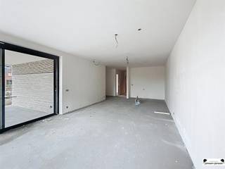 <p><span>Luxueus energiezuinig nieuwbouw appartement 0.4 gelegen in blok B</span></p><p><span> </span></p><p><span>Het gelijkvloers appartement heeft een oppervlakte van 94,4 m</span><span><sup>2</sup></span><span>, 2 slaapkamers, 1 badkamer en een terras zodat u steeds in alle rust van de omgeving kan genieten. </span></p><p><span>Ondergronds bevindt er zich een ruime parkeergarage met garageboxen, autostaanplaatsen en afzonderlijke bergingen.</span></p><p><span> </span></p><p><span>Ieder appartement is uitgerust met vloerverwarming  d.m.v. een lucht-water warmtepomp en met een mechanisch ventilatiesysteem type C+evo. </span></p><p><span>De BEN-eisen (bijna energie neutraal) worden gerealiseerd door bijzondere aandacht te geven aan luchtdichtheid, goede isolatie, zuinige verwarmingsinstallaties en zonnepanelen. Iedere unit wordt afgewerkt met hoogwaardige materialen. </span></p><p><span> </span></p><p><span>De indeling van het appartement/woning is als volgt:  een ruime leefruimte met aansluitend een open keuken (samen met een oppervlakte van ca. 37 m</span><span><sup>2</sup></span><span>), wasruimte/ berging, nachthal met toegang tot de 2 slaapkamers,</span></p><p><span>1 badkamer met douche en ligbad en een apart toilet.</span></p><p><span> </span></p><p><span>Verder bepaalt u zelf de 'look and feel' van uw eigen appartement door uw keuze te maken bij de aangegeven leveranciers.</span></p><p><span> </span></p><p><span>Prijs van het appartement</span></p><p><span>Grondwaarde:€ 96 000,00 (exclusief 12% RR)€ 107 520,00 (inclusief 12% RR)</span></p><p><span>Constructie waarde:€ 264 000,00 (exclusief 21% BTW)€ 319 440,00 (inclusief 21% BTW)</span></p><p><span>TOTAAL:</span><span>€ 360 000,00 (exclusief kosten)€ 426 960,00 (inclusief kosten)</span></p><p><span> </span></p><p><span>Voor een visualisatie van het volledige project werd een maquette gemaakt dat tentoongesteld wordt op het kantoor van Janssen en Janssen – Theo Verellenlaan 55, Gooreind Wuustwezel</span></p><p><span>Daarnaast zijn het lastenboek en plannen zijn op kantoor te verkrijgen na afspraak: tel 03/663 44 44</span></p><p><span> </span></p><p><span>Garagebox of autostaanplaats en berging zijn verplicht bij aan te kopen!</span></p><p><span> </span></p><p><span>Meer info op www.janssenenjanssen.be</span></p><p><span> </span></p>