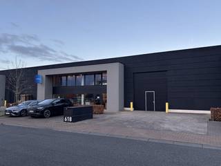 Loods te huur van 1.717m² met bijhorend bureel van 228m² (bestaande uit 2 verdiepingen) en 5 parkeerplaatsen gelegen nabij de afrit E403 Roeselare-Beveren. Specificaties loods van 1.717m²:- 2 automatische sectionaalpoorten (4mB x 4,5mH)- betonnvloer- vrije hoogte van 5m- nokhoogte 6,3m- warmeluchtblazers op gas- lichtstraat- 63 AmpSpecificaties kantoor van 228m²:- veel lichtinval- internet- afzonderlijke kantoor- toiletten5 parkeerplaatsen voor de deur. Toelevering mogelijk zowel via voor- als achterkant. Gelegen vlakbij het op-en afrittencomplex Roeselare-Beveren E403 en R32. Aarzel niet ons te contacteren voor meer info over dit bedrijfsvastgoed bestaande uit een loods met kantoor te huur te Roeselare.