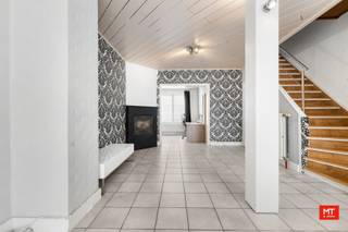 In het hart van Langemark, op wandelafstand van alle voorzieningen, vind je deze bijzonder ruime eigendom. Het pand bestaat uit een comfortabel woongedeelte, een inpandige opslagruimte van 87 m² en een dubbele garage van 55 m² met uitweg. Ben je op zoek naar een ruime woonst of wil je wonen en werken combineren? Dan is dit zeker iets voor jou!<br /><br /><strong>Indeling van het pand</strong>
<ul>
<li>Gelijkvloerse verdieping: ruime inkomhal (8 m²), woon- en eetkamer met open keuken (45 m²). De keuken beschikt over een oven, kookplaat, dampkap, dubbele spoelbak en vaatwasser. Daarnaast is er ook nog een apart toilet.</li>
<li>1ste verdieping: hal (5 m²), 2 slaapkamers (20 - 8 m²) en badkamer (8 m²) met enkelvoudige wastafel, douche en toilet. Boven de opslagruimte (bereikbaar vanuit de opslagruimte via een draaitrap of via de badkamer op het eerste verdiep) hebben we nog een polyvalente ruimte/extra slaapkamer van 60 m².</li>
<li>2de verdieping: zolder (11 m²) met vaste trap.</li>
</ul>
<br /><strong>Kenmerken</strong>
<ul>
<li>De woning beschikt over een zonnige tuin met uitweg via het OC.</li>
<li>Er is een inpandige opslagruimte van +/- 87 m² met een aparte inkom.</li>
<li>Dubbele garage van 55 m².</li>
<li>Gescheiden stelsel ligt klaar en er is een regenwaterput van 3.000 liter.</li>
</ul>
<br />Bij het isoleren van de daken en het vervangen van de polycarbonaatplaten/enkel glas voldoe je aan de renovatieplicht.<br /><br />Interesse of een vrijblijvend bezoekje? Bel gerust naar Eden op 0470 43 78 21 of mail info@minthus.be