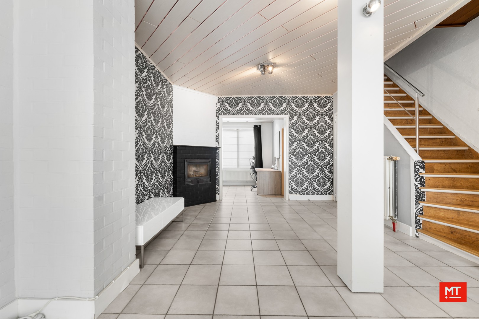 Bijzonder ruime woning met opslagruimte, dubbele garage en uitweg in centrum Langemark - foto 2