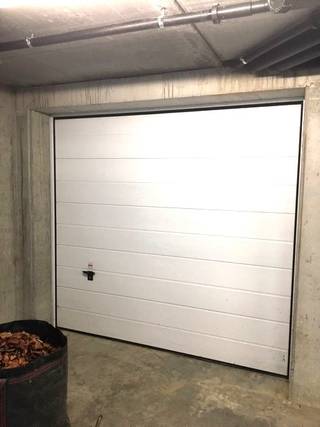 In de kelderverdieping van Residentie Gravenwinkel, centraal gelegen in Torhout op afstand van de Markt, bevindt zich deze ruime garage...
