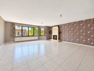 Ruim appartement met 142 M² BEWOONBARE OPPERVLAKTE, NIEUW AANGELEGD ZONNETERRAS (32M²) in het hart van Brakel. Het appartement heeft een goede basisstructuur, werd steeds PERFECT ONDERHOUDEN en geniet van een GUNSTIG EPC-LABEL B en de elektrische installatie zal CONFORM zijn. Dit lichtrijke appartement op de eerste verdieping beschikt over een ruime leefruimte met cassette, keuken met gezellige eethoek en 2 RUIME SLAAPKAMERS. Grote troef is het ZONNIGE TERRAS VAN 32M², die NET is VERNIEUWD. Winkels, horeca, openbaar vervoer en dagelijkse voorzieningen bevinden zich op wandelafstand. MOGELIJKHEID TOT AANKOOP VAN EEN GARAGE achteraan.<br /><br />Adres: Wielendaalstraat 14 bus 1 te Brakel<br /><br />EPC-label B; P-score: B, G-score: B; Bestuursmaatregelen in maatregelenregister: neen; Vrij bij akte