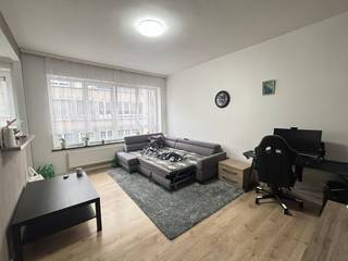 Mooi appartement op centrale ligging.Indeling:Inkomhal: +/- 2.5 m², laminaat.Living: +/- 19 m², laminaat.Open ingerichte keuken op tegels, afwasbak,...