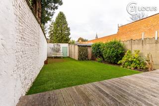 <p>Appartement rez-de-chaussée prêt à emménager et loué avec jardin et garage privé, Doelveldstraat 32 boîte 2, Edegem</p>
<p>Vous recherchez un appartement prêt à emménager au cœur d’Edegem, avec des finitions modernes et tout le confort à portée de main ? Alors cet appartement rez-de-chaussée est exactement ce qu’il vous faut ! Récemment rénové, avec une cuisine moderne, une salle de bain fraîche et élégante, ainsi qu’un garage privé accessible directement par le jardin, cet appartement combine confort et praticité.</p>
<p>Le séjour est lumineux et accueillant, parfait pour se détendre ou recevoir des invités. La chambre est spacieuse et calme, offrant intimité et confort. La cuisine est moderne et fonctionnelle, idéale pour cuisiner au quotidien. Grâce à une disposition intelligente, l’appartement paraît plus spacieux et pratique, parfait pour une personne seule, un couple ou comme pied-à-terre.</p>
<p>Atouts supplémentaires de cet appartement :</p>
<ul>
<li>
<p>Rénové : cuisine et salle de bain entièrement refaites, prêt à emménager</p>
</li>
<li>
<p>1 chambre spacieuse</p>
</li>
<li>
<p>Garage privé accessible directement par le jardin, un avantage rare et précieux !</p>
</li>
<li>
<p>Situation centrale à Edegem, à distance de marche des commerces, écoles et transports en commun</p>
</li>
<li>
<p>Agencement pratique avec séjour lumineux et utilisation intelligente de l’espace</p>
</li>
</ul>
<p>Cet appartement n’est pas seulement un logement, c’est une opportunité de profiter d’un intérieur moderne et soigné avec tout le confort à portée de main. Le garage privé complète parfaitement le bien : fini le stress du stationnement, plus de liberté et une sécurité supplémentaire pour votre voiture ou vos vélos.</p>
<p>Ne laissez pas passer cette chance et découvrez comment cet appartement peut devenir votre nouvel investissement idéal. Contactez-nous dès aujourd’hui pour une visite et laissez-vous séduire par la qualité et le confort de ce logement unique !</p>