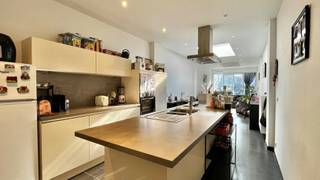 Welkom in deze charmante woning met volgende indeling:Bij het betreden van de woning komt u in een open inkomhal met fietsenberging, aansluiting voor...