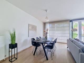 Dit lichtrijke tweeslaapkamerappartement ligt in een rustige en doodlopende straat, vlakbij winkels en openbaar vervoer. <br /><br />Het combineert comfort met een aangename, groene omgeving op een mooie locatie in Mortsel. De open leefruimte met geïntegreerde keuken creëert een warm en huiselijk gevoel. De keuken is praktisch ingericht, voorzien van alle comfort en sluit aan op een handige berging.<br /><br />Vanuit de woonkamer heb je toegang tot het zonnige terras, met open zicht op een speeltuin en veel privacy.<br /><br />De ruime badkamer beschikt over een dubbele lavabo, een bad-douche en een aparte wasberging.<br /><br />Daarnaast werd vorig jaar een nieuwe condenserende gasketel geplaatst. De inkomdeur is gepantserd. <br /><br />Er kan een overdekte en afgesloten fietsstalplaats gehuurd worden aan de overkant van de straat.