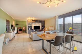 OMSCHRIJVING:- GELIJKVLOERS: Inkomhal, woonkamer (7,60 x 5,04 m) met vaste kastenwand op maat, veel lichtinval door groot schuifraam dat uitgeeft op...