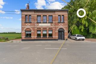 Bienvenue dans cette villa individuelle, harmonieusement située sur un terrain de 543m² au milieu d'une oasis verte qui garantit calme et vues imprenables. Cette propriété unique combine des finitions de haute qualité avec une disposition réfléchie, idéale pour ceux qui recherchent le confort et une expérience de vie exceptionnelle.<br /><br />Disposition :<br /><br />- 6 chambres à coucher complètes, réparties sur le premier et le deuxième étage - espace et flexibilité pour les loisirs ou les espaces de bureau.<br /><br />- Chambre principale avec dressing attenant.<br /><br />- Chambre au rez-de-chaussée aménagée en home cinéma, également parfaitement utilisable comme chambre à coucher ou bureau.<br /><br />- Espace de vie moderne avec cuisine ouverte entièrement équipée et finie.<br /><br />- 2 salles de bains entièrement équipées et 3 toilettes séparées.<br /><br />- Espace cave sec.<br /><br />- Certificat de performance énergétique (EPC : D) qui dispense de toute obligation de rénovation.<br /><br />- Belle terrasse aménagée avec piscine extérieure chauffée.<br /><br />- Terrain de pétanque privé.<br /><br />- Ample possibilité de stationnement pour au moins 4 voitures.<br /><br />Intéressé par cette perle au cœur de la nature ? Contactez-nous pour une visite et découvrez par vous-même le caractère extraordinaire de cette résidence unique !