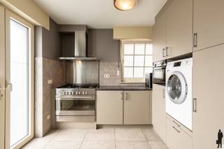 <strong><strong>Recente en centraal gelegen villa met o.a. 6 slaapkamers, dubbele garage, 2 badkamers, een volledig ingericht keuken en bijkeuken. Het geheel ligt op een perceel van ca. 610m², gelegen tussen het centrum van Lommel en de gerenomeerde Kattenboswijk. De woning van bouwjaar 1999 is zeer degelijk gebouwd en biedt alle comfort. Nabij scholen, openbaar vervoer en bovendien slechts op enkele autominuten van centrum Lommel en de Nederlandse grens. EPC-score van 233kWh/m²/jaar (energielabel C). Bovendien is ook de elektriciteit volledig conform en is de woning volledig asbestvrij.<br /><br /></strong></strong><u>Gelijkvloerse verdieping:<br /></u>Via de inkomhal met gastentoilet heeft u toegang tot de woonkamer, de keuken en de benedenslaapkamer met eigen badkamer. De benedenslaapkamer kan eenvoudig omgevormd worden tot kangoeroegedeelte en/of studio. Thans is deze ruimte ingericht als slaap- en (tweede) zitkamer. De hoofdleefruimte is verdeeld in een eetgedeelte (achteraan) en zithoek (vooraan) en geniet van veel natuurlijk daglicht door de grote raampartijen. Vanuit de leefruimte heeft u toegang tot de keuken. Deze keuken is geïnstalleerd met volgende kwaliteitstoestellen (allen Miele): gasvuur (Miele), heteluchtoven (Miele), koelkast met diepvries (Miele), vaatwas (Miele) en voldoende kastruimte. Aan de keuken bevindt zich een ruimte die dienst doet als wasplaats met wasmachine op hoogte en voldoende kastruimte en die tevens gebruikt word als bijkeuken met afzonderlijk gaspitvuur en een Siemens-oven.<br /><br /><u>Eerste verdieping<br /></u>De vaste houten trap in de inkomhal brengt u naar de eerste (en de tweede) verdieping. Hier bevinden zich 4 ruime slaapkamers en de badkamer met inloopdouche, een dubbele lavabo, een toilet en een ingebouwde sauna. In de nachthal en één van de slaapkamers bevinden zich tevens ingemaakte kasten.<br /><br /><u>Tweede verdieping<br /></u>De 2de verdieping is tevens te bereiken via de vaste trap en is opgedeeld in een 4de slaapkamer en bovendien 2 ruime kamers die dienst doen als opslagplaats / bergzolder.<br /><br /><u>Buitengebeuren en kelder<br /></u>De woning heeft een oprit met poort aan de zijkant van de woning en een dubbele garage (2 standplaatsen). Het ruime terras geeft uit op de private tuin, ideaal georiënteerd op het westen. U vindt in de voor- en achtertuin onder meer hortensia's, siergrassen, een vijgenboom en voldoende buitenstaplaats voor wagens. De woning is volledig onderkelder met een riante kelder op stahoogte.<br /><br /><u>Bijzonderheden:<br /></u>- EPC van 233 kWh/m²/jaar: <strong>label C</strong><br />- <strong>Geen asbest</strong> en <strong>conforme elektrische keuring</strong><br />- Bewoonbare oppervlakte van 259m² exclusief de kelder<br />- De woning is zeer degelijk en zorgvuldig gezet (voor eigen bewoning)<br />- Buitenschrijnwerk in aluminium, met overal dubbele HR-beglazing<br />- Centrale verwarming op stookolie met radiatoren (jaar ketel: 2000)<br />- <strong>Gas ligt reeds in de woning!</strong><br />- Gunstige ligging op wandelafstand van centrum, scholen en openbaar vervoer<br />- Gunstige ligging op wandel- en fietsafstand van natuur in Kattenboswijk<br />- Meer dan voldoende <strong>parkeermogelijkheden</strong><br />- Tuin op het westen: mogelijkheden tot aanleg groenvoorziening
