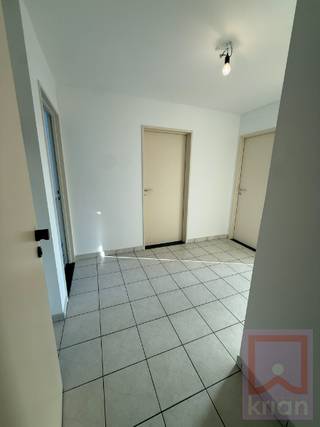 Dit ruime 2-slaapkamerappartement op de tweede verdieping van een kleinschalig gebouw combineert comfort en een goede ligging. Gelegen in het hart van Geel, bevindt u zich op wandelafstand van de Markt en alle essentiële voorzieningen zoals scholen, winkels, horeca en openbaar vervoer.<br />Indeling:<br />Via de inkomhal met een apart gastentoilet komt u in de lichtrijke leefruimte en eetkamer, waar grote ramen voor een heerlijk open gevoel zorgen. De naastgelegen hoogwaardige keuken biedt alle nodige comfort, terwijl de praktische aangrenzende wasplaats/berging extra opbergruimte biedt.<br />Verder beschikt het appartement over een ruime badkamer met douche én bad. Twee ruime slaapkamers. Zonnig terras achteraan.<br />Zeer ruime garage, voorzien van stroom.<br />Lift aanwezig in het gebouw. EPC 180kWh/m²j, Label B.