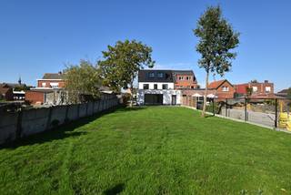 Op een uitstekende locatie te Herenthout bevindt zich deze uitzonderlijk ruime HOB op een uniek perceel van 930 m².<br /> <br />Deze energiezuinige woning met EPC label A is gelegen op een strategische locatie net buiten het centrum van Herenthout, plaatselijke kleinhandel, scholen, openbaar vervoer en oprit E313 bevinden zich vlakbij.<br /><br />Bij het binnenkomen van de woning geeft de inkomhal enerzijds toegang tot de bureauruimte met apart toilet en anderzijds tot de riante leefruimte met zithoek, eetplaats en maximale lichtinval door de vele raampartijen. De prachtige landelijke keuken is uitgerust met alle hedendaagse toestellen, kookeiland en aansluitend geriefelijke berging met voorziening wasmachine en droogkast. De vaste trap geeft biedt connectie met de 1 ste verdieping. Hier bevinden zich 2 ruime slaapkamers, volledig ingerichte badkamer en masterbedroom met ensuite dressing. Via de hall betreden we de 2 de verdieping. Deze veelzijdidge ruimte kan polyvalent gebruikt worden (nutsvoorzieningen aanwezig).<br /><br />Tot slot geniet deze riante HOB een prachtige tuin met achtertoegang en mogelijkheid tot bouwen van carport met tuinberging. Heerlijk genieten kan u op het zuid georiënteerd zonneterras.<br /><br />Troeven: 10 zonnepanelen, laadpaal voorziening, E-peil <20, verkoop onder registratie – GEEN BTW!<br />   <br />Bent u opzoek naar een ruime HOB waar u kan genieten van een optimaal leefcomfort? Dan is deze woning exact wat u zoekt!