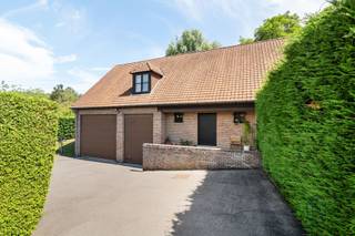 <p>Kwaliteitsvilla met aanpalend atelier/garage – Moeskroen<br /><br />Gelegen in een rustige en groene residentiële wijk, (nabij Frankrijk en Vlaanderen), biedt deze perfect onderhouden degelijke villa een mooie combinatie van comfortabel wonen en professioneel potentieel.<br /><br />Lichtrijke leefruimte, ingerichte keuken, wasruimte en rechtstreekse toegang tot een aanpalend atelier/garage van meer dan 110 m², ideaal voor zelfstandigen, ambachtslieden of een professionele activiteit aan huis.<br />Op de verdieping: 3 slaapkamers, bureau (mogelijkheid tot 4e slaapkamer), volledige badkamer, apart toilet en een ruime polyvalente ruimte van 54 m².<br />Grote zolder van ± 100 m² met bijkomend potentieel.<br /><br />Ruime tuin en terras in een gegeerde residentiële omgeving.<br /><br />TROEVEN: Conforme elektriciteit, centrale verwarming, houten ramen met dubbele beglazing, regenwaterput van 10.000 L.<br /><br />Zeldzaam pand in Moeskroen. Kwaliteit, ruimte en strategische ligging.<br /><br />Voor alle informatie of een bezoek, contacteer Sébastien:<br />sebastien@immobeguin.be<br />of bel 0496 12 04 46</p>