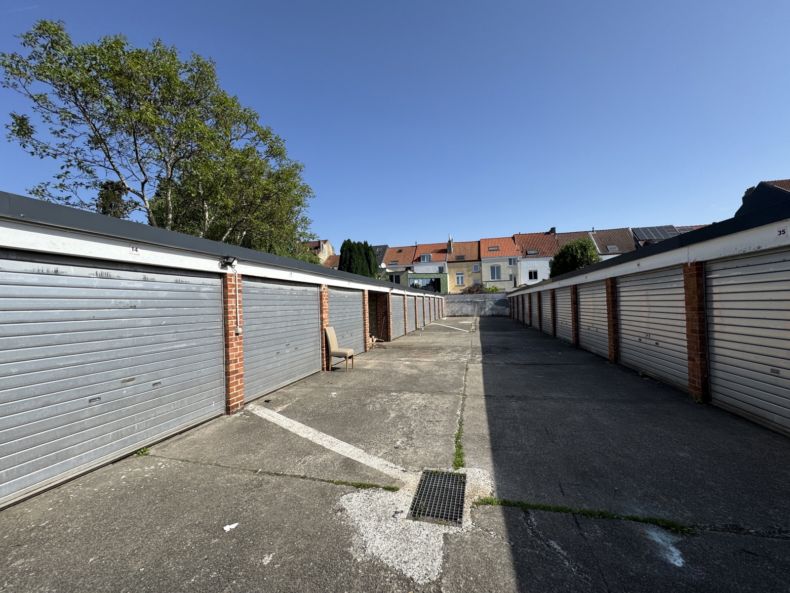 Geheel van 36 garages (vernieuwde poorten en dak) - foto 4