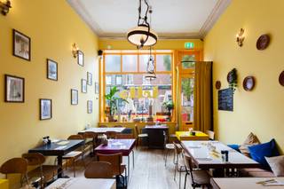 <p>Op een absolute toplocatie in Antwerpen-Zuid, tussen de Leien en de Leopold de Waelplaats, bevindt zich dit indrukwekkende burgerhuis. De Graaf van Hoornestraat geniet van een uitzonderlijk gegeerde ligging, op wandelafstand van het KMSKA, de Lambermontplaats, het Zuidpark en de Marnixplaats. Een bruisende omgeving waar gastronomie, cultuur en architectuur elkaar moeiteloos versterken.</p>
<p>Dit eclectische winkelhuis met zijn karakteristieke rode bakstenen gevel werd in 2019 grondig gerenoveerd, waarbij de authentieke elementen met veel respect werden behouden. Het pand is ingedeeld in een commerciële ruimte op het gelijkvloers en een smaakvol gerenoveerd triplexappartement op de bovenliggende verdiepingen.</p>
<p>De handelsruimte, herkenbaar aan de opvallende gele winkelpui, wordt momenteel uitgebaat als de Marokkaanse ontbijt- en lunchzaak "Lella". Zowel aan de voorzijde als achteraan beschikt de zaak over aangename buitenruimtes: een terras aan de straatzijde en een sfeervolle patio van ca 24 m², ideaal als verlengstuk van de handelszaak. De kelder biedt bovendien praktische stockageruimte.</p>
<p>Via een aparte inkom bereikt u het bovenliggende triplexappartement, waar hedendaags wooncomfort hand in hand gaat met authentieke charme. De gezandstraalde houten trap leidt naar de eerste verdieping met een ruime en lichtrijke leefruimte en een volledig geïnstalleerde keuken. Aansluitend bevindt zich een gezellig terras waar u in alle rust van de avondzon kunt genieten. Enkele trapjes lager bevindt zich een eerste slaapkamer met een ensuite badkamer, uitgerust met een douche, lavabo en toilet.</p>
<p>De tweede verdieping is gelijkaardig ingedeeld en beschikt over een tweede leefruimte met een ingemaakte bureau en een aansluitend terras dat zorgt voor extra lichtinval. Ook hier bevindt zich, enkele treden lager, een ruime slaapkamer met ensuite badkamer.</p>
<p>De dakverdieping vervolledigt het appartement met twee volwaardige slaapkamers en een derde badkamer, uitgerust met een douche, lavabo, toilet en aansluitingen voor een wasmachine en droogkast.</p>
<p>Dit uitzonderlijk veelzijdige eigendom combineert karakter, ruimte en een uitstekende ligging. Dankzij de huidige stabiele verhuur vormt het een interessante opbrengsteigendom, terwijl het eveneens perfect geschikt is voor wie wonen en ondernemen wil combineren op een van de meest gegeerde locaties van Antwerpen.</p>
<p>Een unieke opportuniteit voor liefhebbers van karaktervolle panden met tal van mogelijkheden, in het hart van Antwerpen-Zuid.</p>