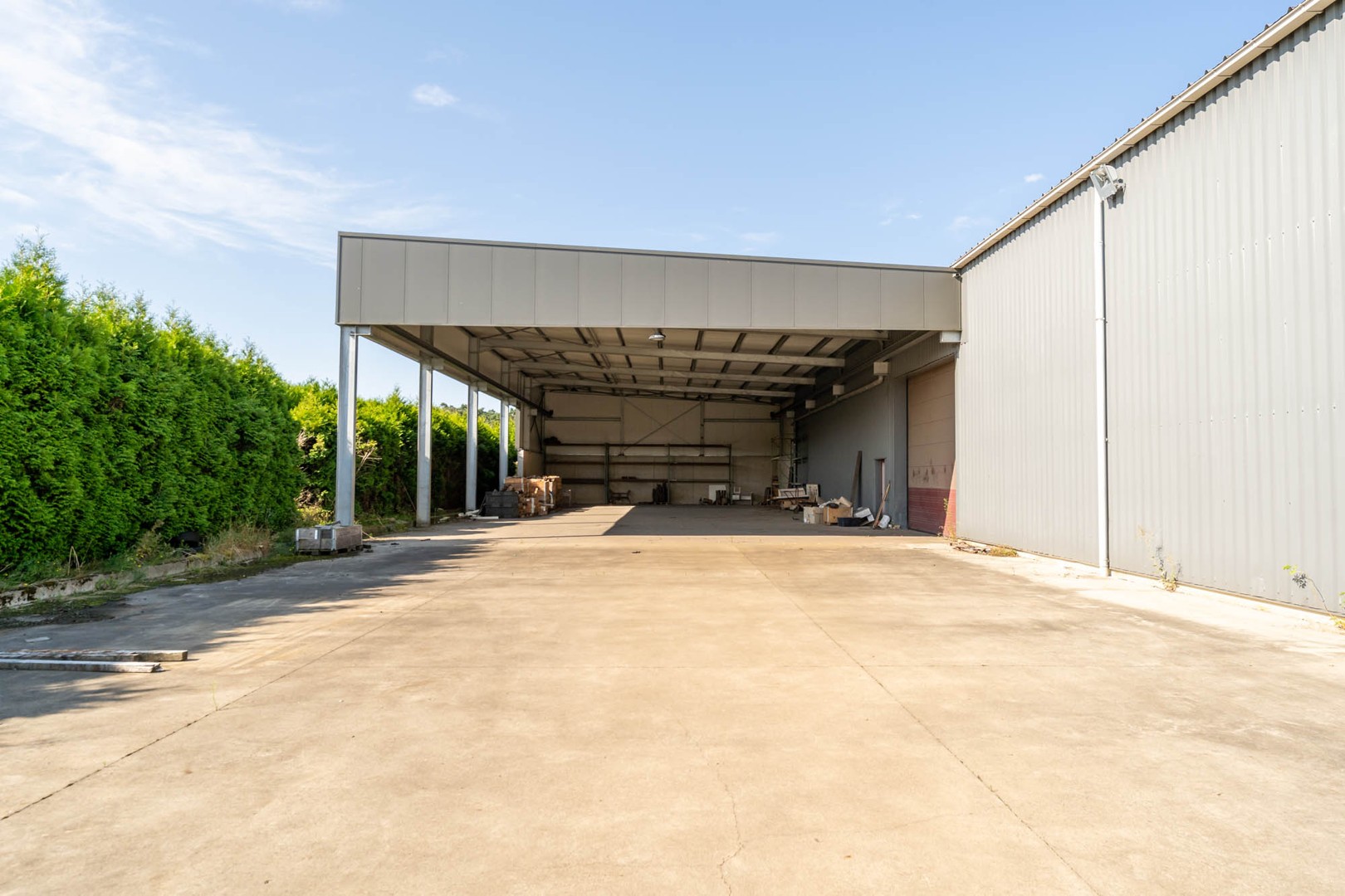 Bedrijfsgebouw met woonst te huur - foto 2