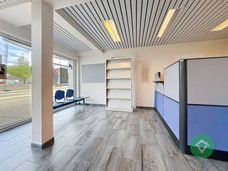 Deze kantoorruimte heeft een bruikbare oppervlakte van 63 m² en bestaat uit: ontvangstruimte - werkruimte - vergaderruimte - keuken - toilet.