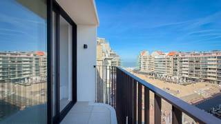 <p><strong>Stijlvol en instapklaar nieuwbouwappartement op toplocatie in hartje Knokke...</strong></p>
<p>Laat je betoveren door dit recent opgeleverde appartement, gelegen op een unieke locatie in het bruisende centrum van Knokke, met een open zicht en directe blik op het levendige Van Bunnenplein. Een echte parel voor wie comfort en verfijning weet te waarderen.</p>
<p>Indeling: Elegante inkomhal met gastentoilet en praktische berging. De lichtrijke leefruimte is een toonbeeld van klasse: een sfeervolle woonkamer, volledig bemeubeld met maatwerk van topkwaliteit, sluit naadloos aan op een luxueus afgewerkte open keuken, ontworpen tot in de kleinste details.</p>
<p>De 2 slaapkamers zijn eveneens uitgerust met ingebouwde kasten en ademen rust en stijl uit. De zorgvuldig gekozen materialen en harmonieuze inrichting creëren een tijdloze, exclusieve sfeer waarin het heerlijk thuiskomen is. 1 Afzonderlijke, luxueus ingericht badkamer. Beide kamers geven uit op een terras aan de achterzijde.</p>
<p>Extra troeven: Energiezuinige vloerverwarming via warmtepomp en private kelderberging.<br />Verkoop onder BTW-stelsel.</p>
<p>Een uitzonderlijke kans voor wie op zoek is naar kwaliteit, comfort én een topligging in Knokke.</p>