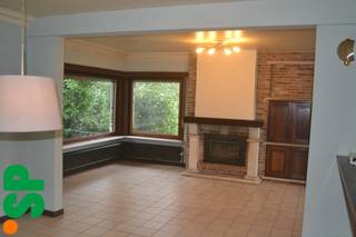 deze open bebouwing heeft 3 slaapkamers en ligt niet ver gelegen van het centrum van Grobbendonk.<br /><br />De indeling van de woning is als volgt: een inkomhal met een trap naar de eerste verdieping, een zeer ruime leefruimte met een open, ingerichte keuken die volledig geïnstalleerd is. Naast de keuken bevind zich ook nog een toilet en een extra douche. Aansluitend aan de keuken is een veranda met veel lichtinval en een mooi zicht op de tuin. Op de eerste verdieping bevinden zich de 3 slaapkamers en een badkamer die volledig uitgerust is met een toilet, een lavabo en een ligbad. De tuin biedt zeer veel ruimte aan. De garage is bereikbaar via de achterzijde. Aan deze garage is ook nog een ruime opbergkelder. <br /><br />EPC: 457 kWh/m²<br /><br />Voor bijkomende inlichtingen kan u ons contacteren op het nummer 014/51.95.00 of via grobbendonk@immosp.be.