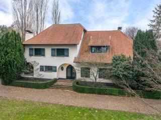 Interesse in een prachtig eigendom te Turnhout? Neem contact op met Nathan via nathan@reds.be<br /><br />TE KOOP MET PREVIEW: ENKEL OP AFSPRAAK<br /><br />Op een mooie ligging bevindt zich deze karaktervolle villa, een woning die ruimte, stijl en mogelijkheden combineert.<br /><br />Binnen valt meteen de royale indeling op. De villa beschikt over vijf volwaardige slaapkamers en twee badkamers, waardoor ze geschikt is voor diverse woonvormen zoals grote gezinnen, co-housing, kangoeroewonen of wonen en werken onder één dak. De zolderverdieping biedt bijkomende mogelijkheden en kan ingericht worden als extra slaapkamers, bureau, hobbyruimte of polyvalente verdieping.<br /><br />De woning beschikt over een ruime kelder en is volledig voorzien van kruipruimte, wat zorgt voor extra comfort en praktische bergruimte. Daarnaast is er een inpandige garage voor één wagen.<br /><br />Buiten geniet u van een prachtige, groene tuin waar rust en privacy centraal staan. Het zwembad vormt het hart van de tuin en creëert een echte buitenbeleving. Achteraan bevindt zich bovendien een apart bijgebouw met dubbele garage, ideaal voor wagens, opslag of atelier.<br /><br />Een absolute meerwaarde is de optionele aankoop van de aangrenzende bouwgrond van 1.348 m² ter waarde van €320.000, die tal van mogelijkheden biedt:<br /><br />- realisatie van een extra woning<br /><br />- investering of projectontwikkeling (onder voorbehoud van vergunning)<br /><br />- uitbreiding van de tuin voor maximale privacy en exclusiviteit