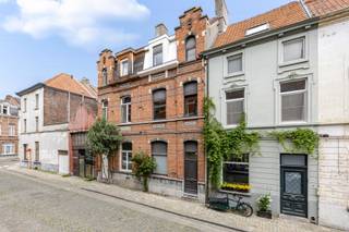 Gelegen in een rustige éénrichtingsstraat nabij het centrum van Gent treffen we deze instapklare, lichtrijke rijwoning aan.
De woning heeft de volgende indeling: inkomhal met vestiaire, lichtrijke woon- en eetkamer, volledig ingerichte keuken, badkamer met lavabo, douche en toilet en een veranda.
Op de eerste verdieping zijn er twee ruime slaapkamers, derde slaapkamer op de tweede verdieping, en een zolder met mogelijkheid tot inrichten als volwaardige vierde slaapkamer.
De woning beschikt ook over een grote, droge kelder en een groene stadstuin.
Troeven: perfect instapklaarinstapklaar, locatie (gelegen in een buurt met nieuwe horecazaken, parken,...) vlakbij station Gent - Dampoort en op fietsafstand van het historische centrum Gent.
Renovatieverplichting: nee.
Deze woning wordt aangeboden aan een instelprijs.
Voor meer informatie of een bezoek kan u terecht bij Sander Dejonghe via sander@vastgoeddejonghe.be, Evy Dhondt via evy@vastgoeddejonghe.be of Inias Leten, Inias@vastgoeddejonghe.be
Alle dossierstukken kan u downloaden op onze website: www.vastgoeddejonghe.be