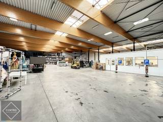 <u><strong>Benaderende OPPERVLAKTEN:</strong></u><br />Magazijn: 2.717m²<br />Toegangszone vrachtwagens.<br /><br /><strong><u>INDELING:</u></strong><br />Open magazijnruimte. Mogelijkheid om aanpalende kantoorruimte/showroom bij te huren.<br /><br /><u><strong>AFWERKING:</strong></u><br />Gemetste constructie - houten spanten - polybeton - plat dak geïsoleerd met lichtkoepels en verlichting - 4 elektrische sectionaalpoorten (H: 4,50m- B: 4,00m) - vrije hoogte 7,00m (nok 8,75m) - verwarmingsinstallatie. <br /><br /><u><strong>NUTSVOORZIENINGEN:</strong></u><br />Elektriciteit 3 x 400V+N - gas - water -regenwater.<br /><br /><u><strong>LIGGING:</strong></u><br />Op 3,5km van op-en afrit E403/A17.  Op 100m van de Kop van De Vaart.<br />Vlakbij centrum Roeselare (in nabijheid van winkels, restaurants, bakkerij, beenhouwerij etc.)<br /><br /><strong><u>* Bijzonderheden:</u></strong><br />- Prijzen per maand excl. lasten en onroerende voorheffing.<br />- Afsluitbaar met een 4-delige schuifpoort vooraan.<br />- Mogelijkheid om 1.422 m² kantoor/showroom bij te huren.<br />- Onze referentie op<strong> www.centro.be</strong>: <strong>P0427-D7m</strong> of contacteer ons via <strong>050700102</strong>.<br /><br /><strong>CENTRO | BEDRIJFSVASTGOED  </strong>is reeds 24 jaar<u> gespecialiseerd in de bemiddeling van commercieel- en bedrijfsvastgoed </u>in West- en Oost Vlaanderen.<br /><strong>Wilt u ook weten hoeveel uw bedrijfsgebouw waard is?</strong><br />Contacteer ons vrijblijvend voor een marktconforme waardebepaling van uw pand. 