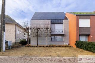 Prachtig gelijkvloers appartement met zwembad in Voortkapel!<br /><br />Bent u op zoek naar een aangenaam gelijkvloers appartement in Voortkapel? Dit appartement combineert ruimte en comfort met een prachtige tuin met zwembad! <br /><br />Binnenin wordt u verwelkomd in de inkomhal welke uitgeeft op de prachtige aangename leefruimte die voorzien is van een parketvloer. In deze leefruimte is er ook nog een gashaard en een bureau aanwezig. Vanuit de leefruimte krijgt u toegang tot de eetruimte en een aansluitende volledig uitgeruste keuken. Deze ruimte geniet van veel natuurlijke lichtinval en van een prachtig uitzicht op de tuin. <br /><br />De eerste slaapkamer is voorzien van een tegelvloer en een badkamer die is uitgerust met een bad en lavabo. De tweede slaapkamer is voorzien van parketvloer met bureauruimte, een aparte dressing en een afzonderlijke badkamer met een inloopdouche, dubbele lavabo en een toilet aanwezig. <br /><br />Daarnaast zijn er nog 2 bergruimtes met inbouwkasten aanwezig en nog een grote kelder. <br /><br />Ten slotte is er een prachtige en aangename tuin met zwembad en een terras aanwezig, waar het heerlijk vertoeven is in de zomer. <br /><br />Achteraan is er nog een dubbele garage aanwezig, met nog een apart toilet. <br /><br />Troeven: <br />+ Instapklaar gelijkvloers appartement <br />+ Alle nodige comfort aanwezig <br />+ 2 volwaardige slaapkamers en 2 badkamers <br />+ Prachtige tuin met zwembad <br />+ EPC B <br />+ EK conform<br /><br />Hebt u interesse in dit prachtig appartement? <br /><br />Contacteer ons via info@debaco.be of op 014/73.77.77 voor een bezoek ter plaatse!