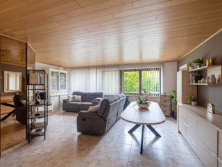 Deze ruime en veelzijdige bel-étagewoning te huur is ideaal gelegen nabij winkels, scholen en het openbaar vervoer. Met een praktisch ingericht gelijkvloers, een lichtrijke leefruimte én een fijne tuin biedt dit pand alle comfort voor aangenaam wonen.<br /><br />Indeling:<br />-Gelijkvloers:<br />-Inkomhal<br />-Inpandige garage<br />-Aparte berging met wasmachine-aansluiting en extra douche<br />- Veranda met toegang tot de tuin<br />- Ruime extra berging en tuinhuis<br /><br />Eerste verdieping (V1):<br />- Royale leefruimte<br />- Open keuken<br />- Terras<br /><br />Tweede verdieping (V2):<br />-Slaapkamer 1<br />-Slaapkamer 2<br />-Slaapkamer 3<br />-Badkamer met ligbad en toilet <br /><br />Toegang tot de zolder<br /><br />Ben je geïnteresseerd in dit pand te huur in Oostende? Ga naar onze website, klik op het pand dat je wenst te huren en vraag via de rode knop "vraag je bezoek aan" een bezichtiging aan na het invullen van je profiel. Telefonisch kunnen er geen afspraken gemaakt worden.<br /><br />Deze AI-visualisaties zijn bedoeld als inspiratie. Er werd geen rekening gehouden met technische specificaties, stedenbouwkundige voorschriften of de concrete mogelijkheden tot realisatie.