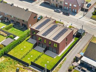 Energieneutrale luxewoningen te koop aan De Gavers – E-peil 0 (6% BTW mogelijk)
Ontdek deze 3 hoogwaardige nieuwbouwwoningen op een topligging nabij De Gavers. Deze energiezuinige parels combineren luxueuze afwerking, moderne architectuur en maximaal wooncomfort; ideaal voor wie toekomstgericht wil wonen.
Indeling
Bij het binnenkomen wordt u verwelkomd in een stijlvolle inkomhal met gastentoilet. De lichtrijke leefruimte met prachtig parket sluit naadloos aan op de volledig geïnstalleerde open keuken met kookeiland, uitgerust met Siemens-toestellen en een duurzaam composiet werkblad. Aansluitend vindt u een praktische berging.
Via de leefruimte heeft u toegang tot het aangelegd terras en de volledig omheinde tuin – perfect om in alle rust te genieten.
Op de verdieping bevinden zich:
Nachthal
3 ruime slaapkamers
Moderne badkamer met inloopdouche, ligbad en dubbele lavabo
Apart toilet
Troeven:
- E-peil 0 (energieneutraal wonen)
- 6% BTW mogelijk (onder voorwaarden)
- Geothermische warmtepomp (vloerverwarming & vloerkoeling)
- Zonnepanelen
- Regenwaterput van 20.000 liter
- Duurzame massieve houtbouw
- Instapklaar en tot in de puntjes afgewerkt
2 halfopen bebouwingen
1 gesloten bebouwing met uitweg achteraan
Interesse in deze unieke woonkans nabij natuur en voorzieningen?
Contacteer ons voor meer info of een bezoek via: emiel@immobeguin.be
