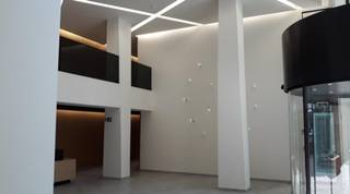 Gerenoveerde kantoren te huur, ideaal gelegen naast de Place de Brouckère. Gemengde omgeving (kantoren, woningen en commercieel). Tal van faciliteiten in de directe omgeving (winkels, bars, restaurants, fitnesscentrum, parkeergarage, hotels, enz.) Gemakkelijk bereikbaar met het openbaar vervoer.<br />Parkeerplaats beschikbaar: €1.250/plaats/jaar.