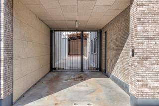 Parkeren in de buurt van de Edegemsesteenweg is niet altijd vanzelfsprekend. Daarom bieden deze overdekte autostaanplaatsen aan Edegemsesteenweg 26...