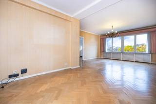 SCHAERBEEK, Dailly district, close to Place des Bienfaiteurs, Square Armand Steurs, Josaphat Park, public transport and all other amenities, come and discover this ± 86m² 2-bedroom flat in need of renovation. Located on the 3rd floor of a condominium with a breathtaking view of Square Emile Duployé and Avenue Paul Deschanel, the property is composed as follows: large entrance hall with security door and separate cloakroom, living room of ± 33m², unfitted kitchen with the possibility of knocking down the partition wall to the living room to create a larger and more modern space, bathroom, separate toilet, 2 bedrooms (± 13m² and ± 13.5m²), terrace with storage room of ± 7m² facing south-east (accessible via the 2 bedrooms) and cellar. EPC: D, 35kg/ (m²/year). Provision for charges: ± €250/month (communal, hot water, cold water, heating and reserve fund). Possibility to purchase a garage box: €35,000. Technical aspects: electricity NOT compliant, new condensing gas boiler (2024), water softener, PVC double glazing (except one). Cadastral income: €1,090.00. Ideal as a first home and/or investment! INFORMATION TREVI EST: 02.733.77.77.
Measurements given for information purposes only.
Visit our Facebook page Trevi East
