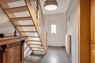 In een bijzonder rustig, doodlopend straatje in de dorpskern van Linter bevindt zich deze ruime en instapklare gezinswoning op een perceel...