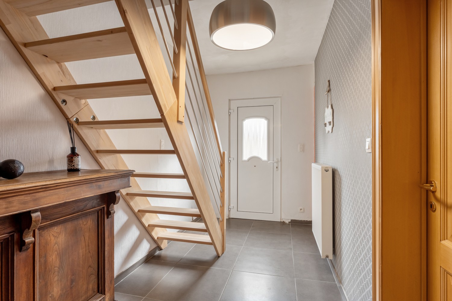 Ruime gezinswoning met 4 slaapkamers, 2 badkamers en zonnige tuin op rustige locatie - foto 3