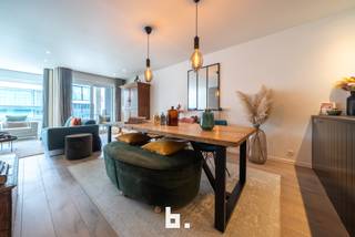 Ontdek dit stijlvolle en doordacht ingedeelde appartement, gelegen op een absolute topligging in Knokke. Slechts op 100 meter van de zeedijk geniet...
